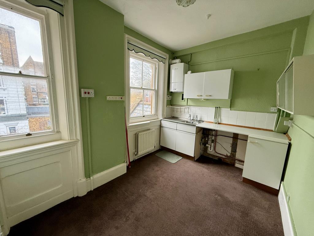 Lot: 56 - TWO-BEDROOM FLAT WITH SEA VIEWS - Kitchen